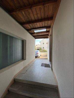 Hauseingangsbereich - überdacht