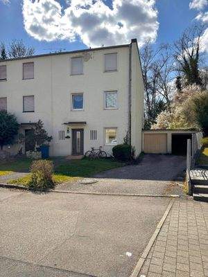 Haus mit Eingang und Garage