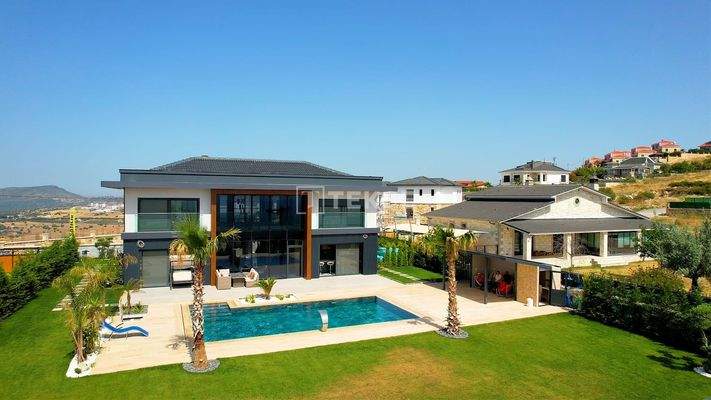 Stylish Detached Villa with Pool in İzmir Foça