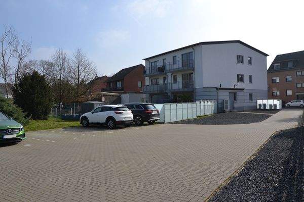 Hausrückansicht & Parkplätze.JPG