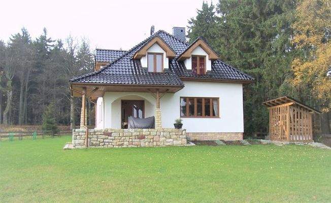 Rückansicht mit Terrasse nd Holzschober