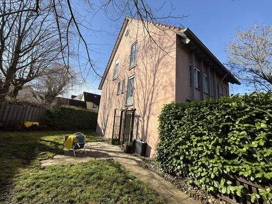 Außenansicht mit Garten