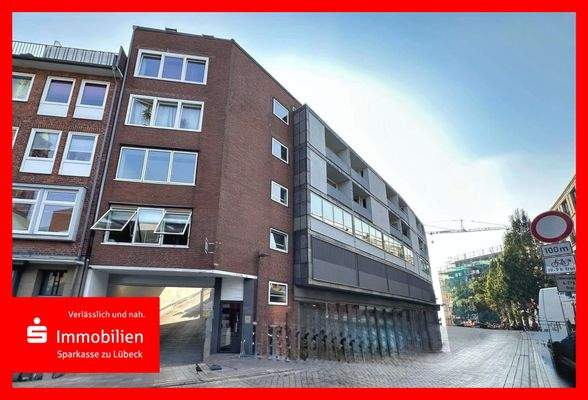 Straßenansicht mit Hofzufahrt