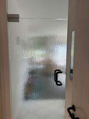 Lichtdurchlässige Tür zum Wohnzimmer