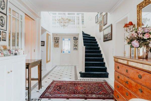 Flur mit Treppenaufgang