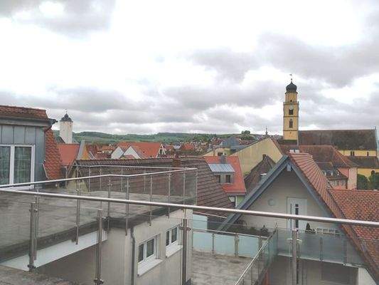 Sonniger Innenbereich der Wohnanlage