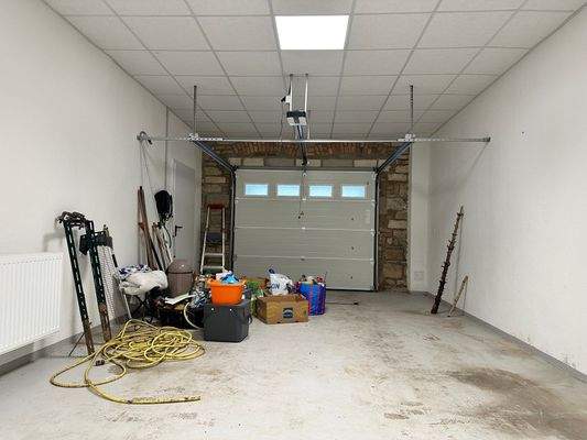 große Garage (2 PKW-Stellplätze)