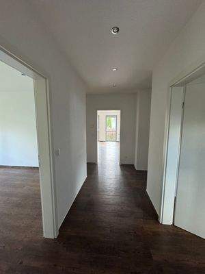 Heller Flur mit Holzboden