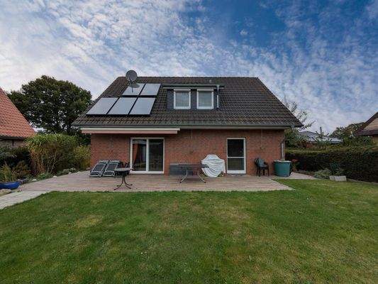 Rückseite mit Terrasse