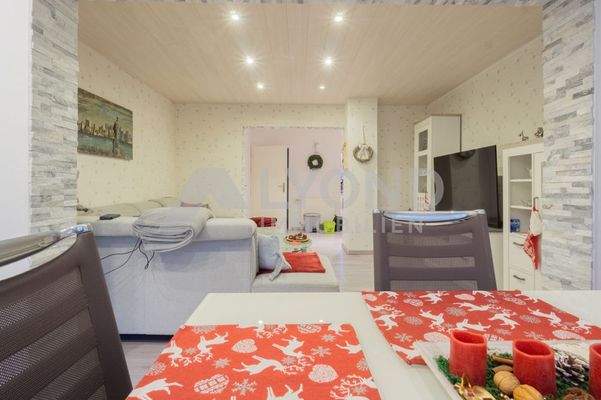 Perspektive vom Esszimmer in den Wohnbereich