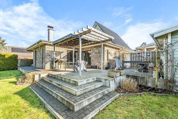 Terrassenbereich mit freistehender Pergola