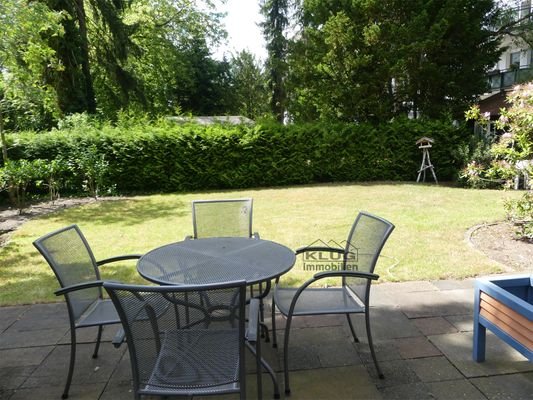 Terrasse am Haus mit Gartenbli