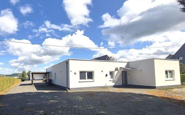 Hoffläche und Zufahrt