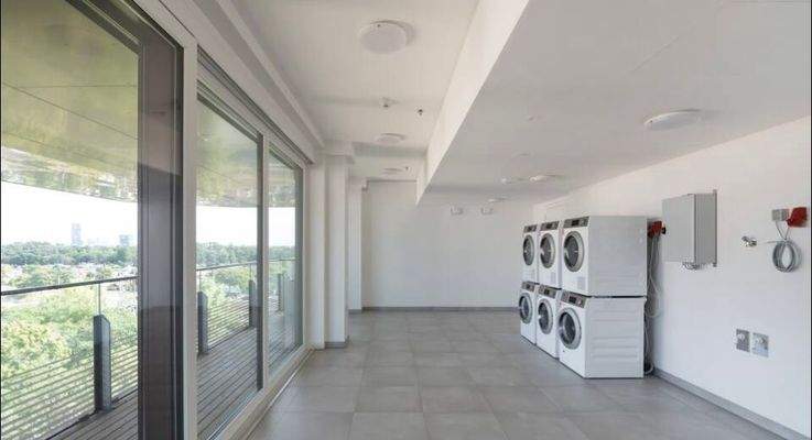 Raum mit Waschmaschinen und Trockner