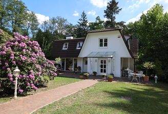 Stilprägend: Mansarddach, weiße Holzfenster