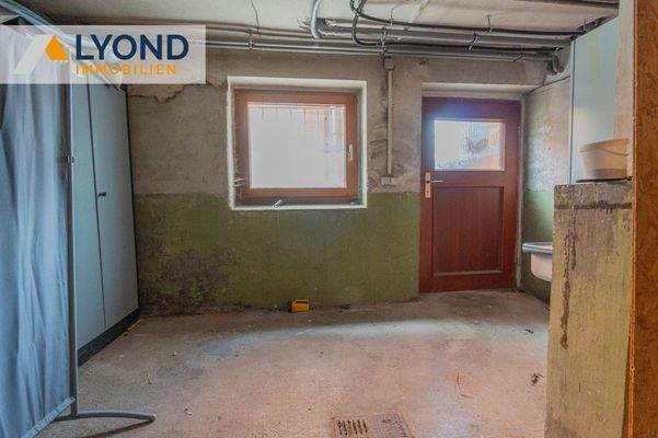 Keller mit Ausgangstür