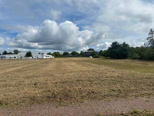 Rückseite der Immobilie mit weiterer Gewerbefläche