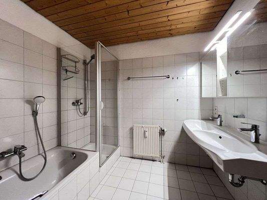 Großes Badezimmer