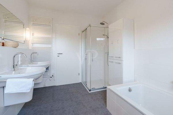 Bad Erdgeschoss mit Wanne und Dusche