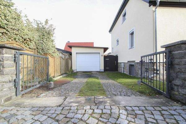 Hofeinfahrt mit Garage