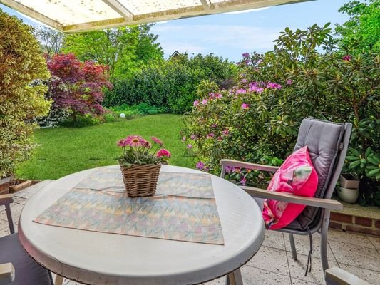 Terrasse mit Gartenblick