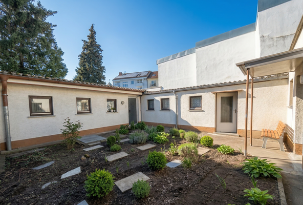 Ansicht Aussen Garten Arbeitsraum Gebäude.png