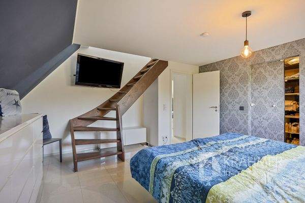 Schlafzimmer 2 OG mit Aufgang zum Dach-Studio