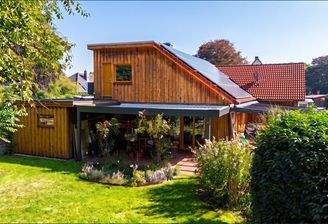 Gartenansicht mit Haus 