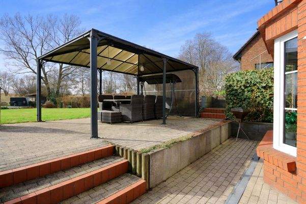 Die ca. 40 m² große Süd-Terrasse