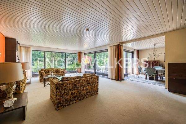 Offener Wohn- und Essbereich mit tollem Ausblick in den Garten