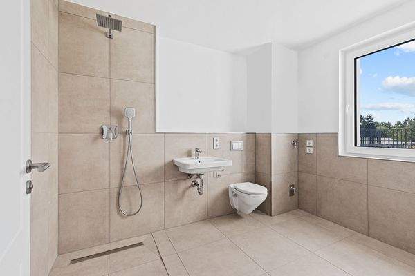 Duschbad mit Tageslicht und Waschmaschinenanschluss