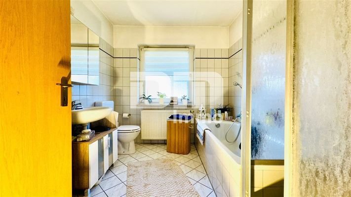 1.OG links / Badewanne / Dusche