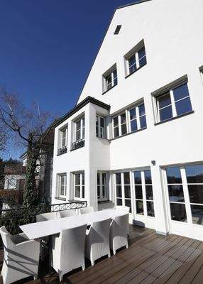 Außenansicht m. Balkon bzw. Terrasse