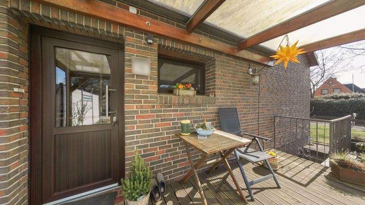 Überdachte Terrasse beim Eingang