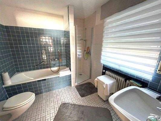 Badezimmer Dachgeschoss links