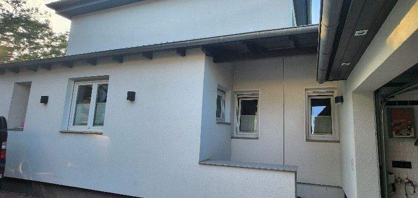 Seitenansicht mit Aussenkellerzugang und Garage