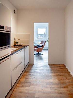 Helle Küche mit Durchblick