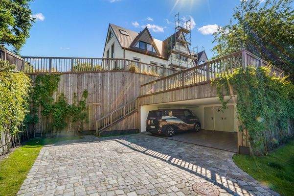 Auffahrt mit überdachtem Stellplatz