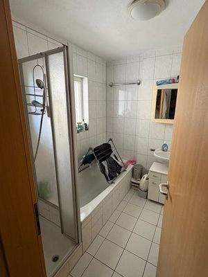 Bad mit Wanne und Dusche