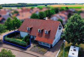 Außenansicht mit dazugehörigem Gartenbereich
