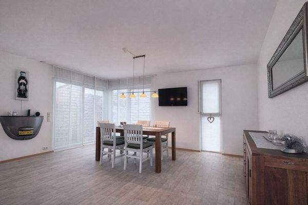 Großzügiger Küchen-/Essbereich mit bodentiefen Fenster