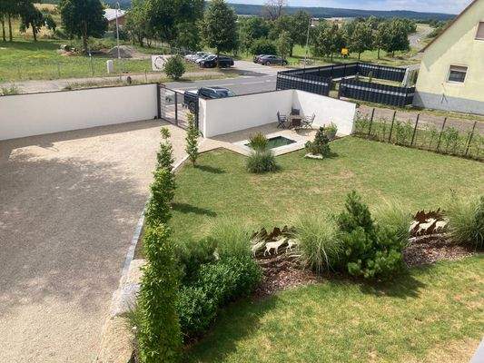 Blick in den Garten, weitere Terrasse am Koiteich