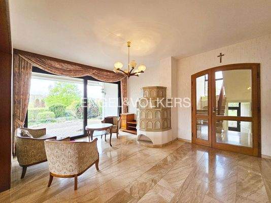 Kaminzimmer mit Zugang zur Terrasse und Garten