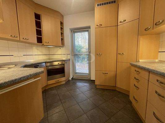 Küche mit Ausgang zur hinteren Terrasse