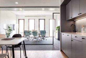 Lichtdurchfluteter Arbeitsbereich mit flexiblem Glastrennwand-Konzept - Moderne Büroeinheit mit integrierter Teeküche