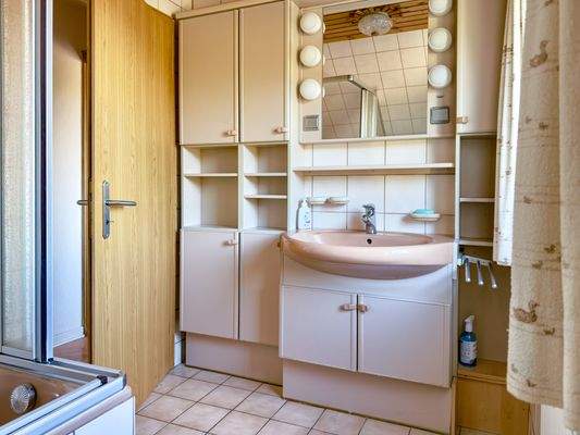 Bad - Dachgeschoss, freie Wohnung