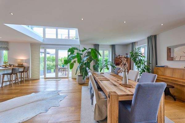 Esszimmer mit Blick zur Südwest-Terrasse