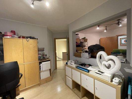 Arbeitszimmer mit Durchreiche