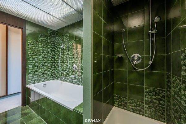 Bad mit Toilette, Dusche, Badewanne