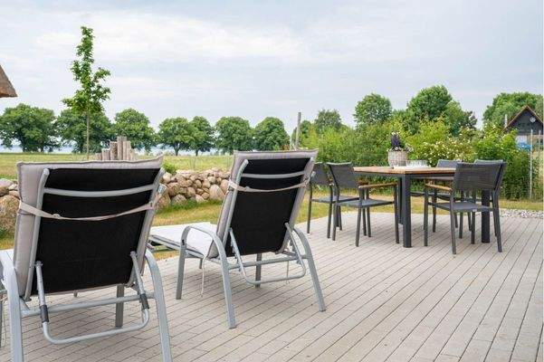 Sonnige Terrasse mit weitem Blick auf das Salzhaff